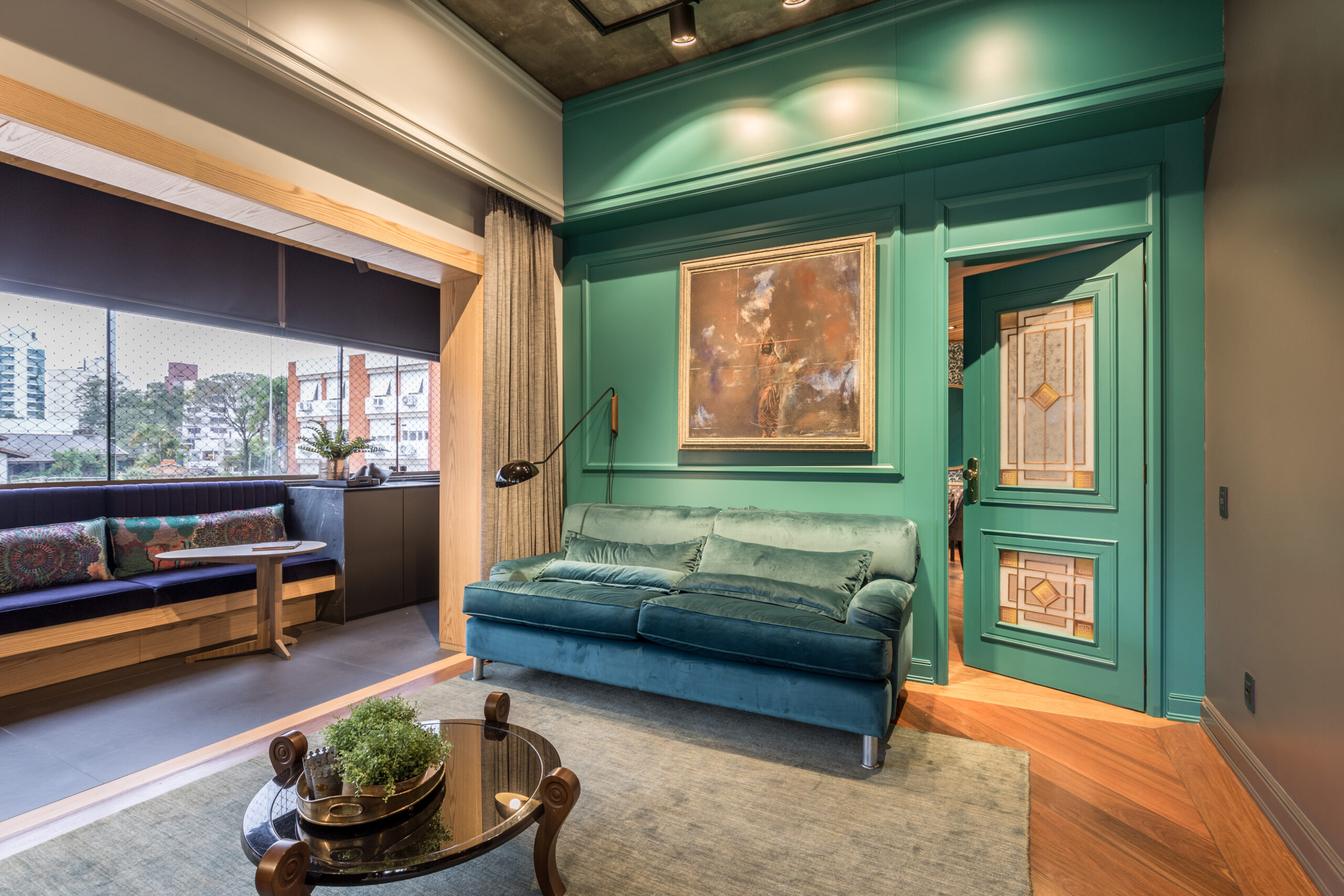 sala com parede verde e sofá azul