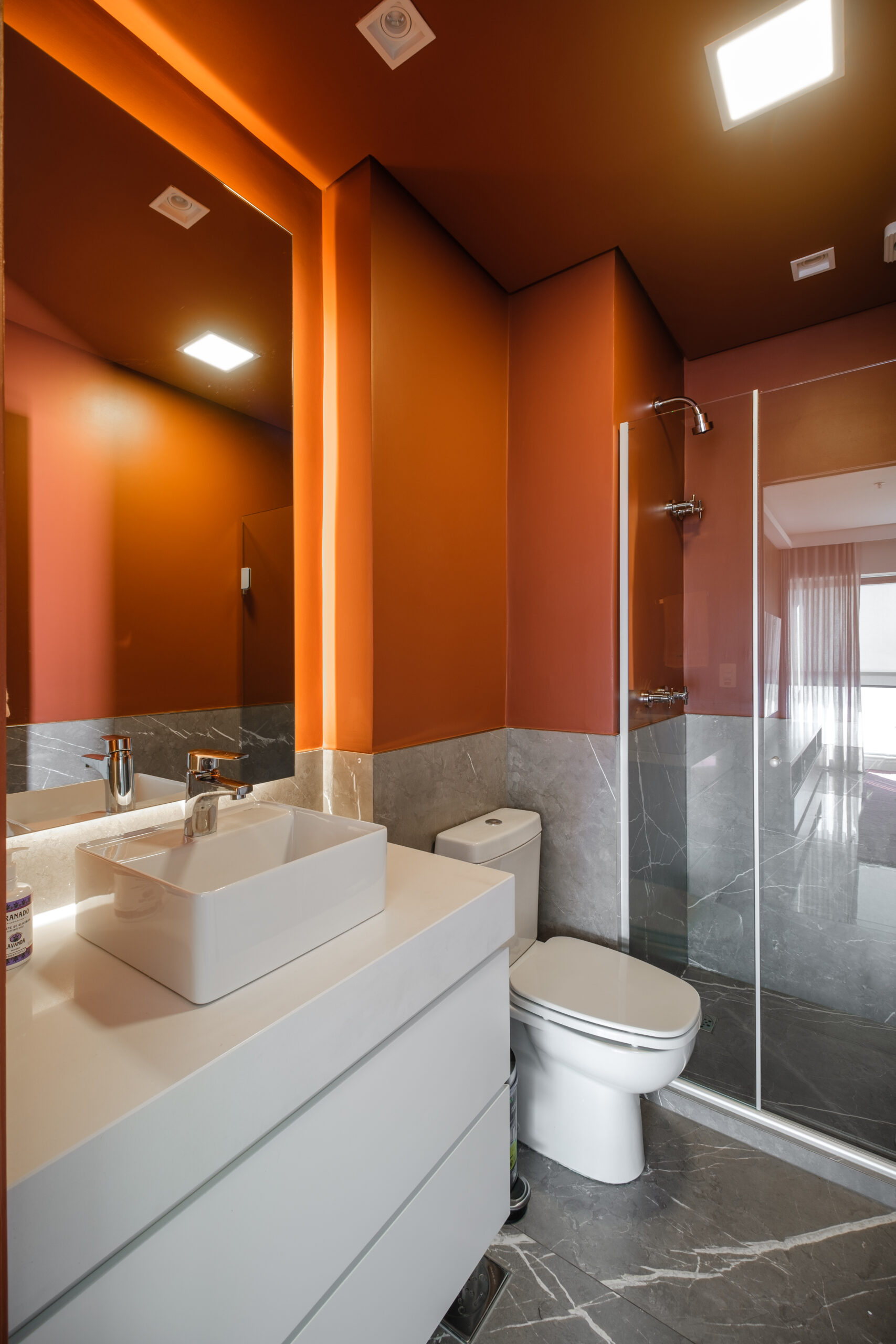 banheiro laranja e branco da residencia DuLac