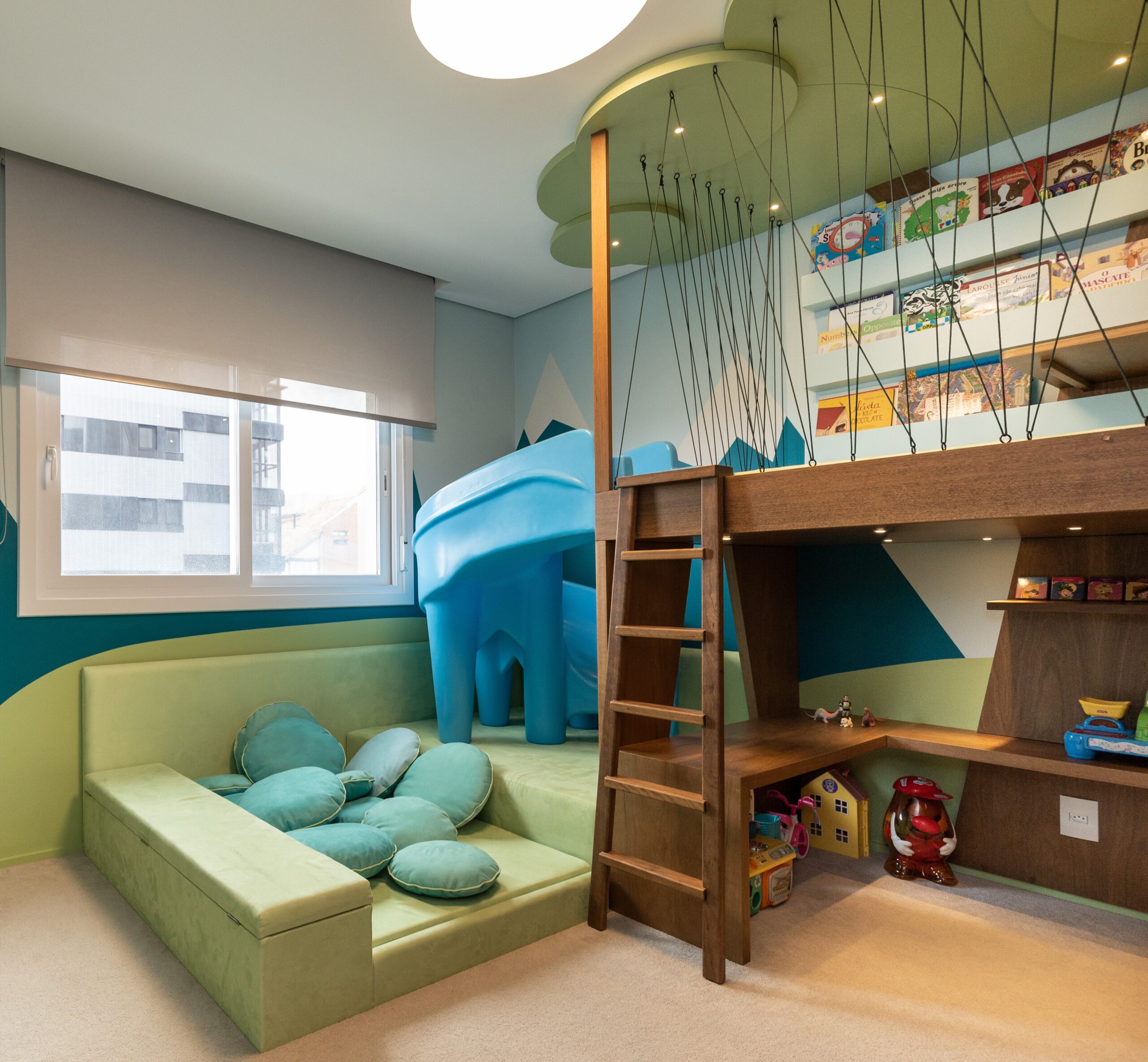 quarto de criança com um escorregador azul e um sofá verde